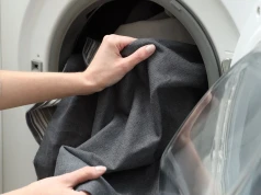 Czarne ubrania śmierdzą po praniu? Zmień 1 rzecz, a problem zniknie