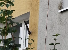 „Boimy się wyjść z domu. Siekiera wbiła się w elewację bloku” – dramatyczny apel mieszkańców Konina