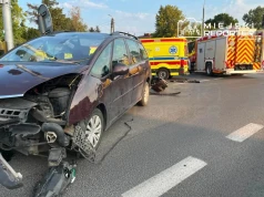 Citroen wjechał na czerwonym. Ważne skrzyżowanie zablokowane po zderzeniu