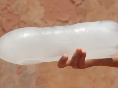 Zamrożona butelka PET zamiast klimatyzacji. Jak prawidłowo wykorzystać ją w czasie upału?