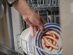 Nie rób tego przed uruchomieniem zmywarki. Urządzenie działa wtedy gorzej