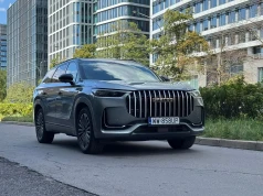 Nawet 1000 km po zatankowaniu do pełna. Wielki chiński SUV dla dużych rodzin. Jaecoo 8 PHEV