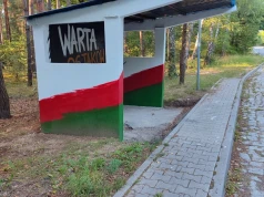 Nowe oblicze przystanku w Osjakowie. Klubowe barwy GLKS Warta ozdobiły ul. Sieradzką