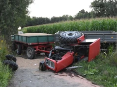 Ciągnik z trzema przyczepami przewrócił się na zjeździe. Rolnik trafił do szpitala