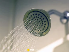 Ile minut pod prysznicem to za dużo? Sprawdź, co radzą specjaliści