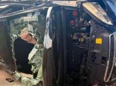 Auto uderzyło w drzewo pod Ciechanowem. Dwie osoby poszkodowane