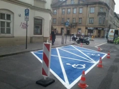 15 miejsc dla osób z niepełnosprawnościami zniknęło z centrum Krakowa. Miasto nie planuje ich przywrócenia