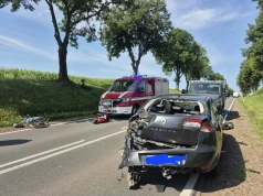 18-latek wyprzedzał na wzniesieniu. Potrącił rowerzystkę i uderzył w auto. Nie żyje 76-latka