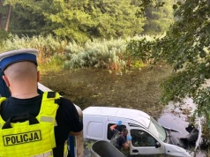 Niebezpieczny manewr na ulicy Wierzejskiej. Kierowca wyskoczył jadącego z auta, a pojazd wpadł do wody