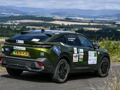Peugeot E-408 sensacyjnie prowadził w Szkocji. Debiut zakończył w TOP 7