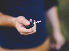 Upały potrafią zamienić auto w piekarnik. Ta funkcja kluczyka może szybko pomóc