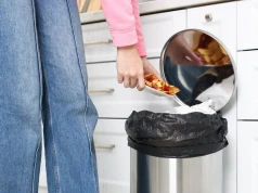 Wyłóż dno kosza przed włożeniem worka. Muchy i brzydki zapach znikną