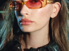 Nowy „it-item” od Miu Miu. Hailey Bieber nosi dodatek, który pamiętasz ze szkoły