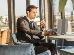 Łączysz się z hotelowym Wi-Fi? Jeden błąd i oddajesz hakerom Twoje konto