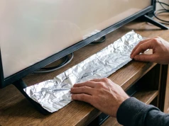 Po co kłaść folię aluminiową pod telewizorem? Większość osób nie ma o tym pojęcia
