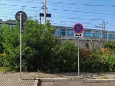 Znak zamontowany tyłem do kierunku jazdy. Mieszkańcy ulicy Lanckorońskiej krytykują sposób oznakowania rozszerzonej strefy pakowania