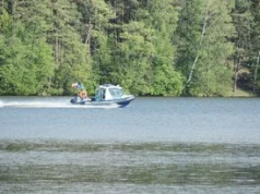 Tragiczne odkrycie pod Ślesinem. Ciało unosiło się na jeziorze