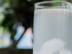 Niepozorny napój z zielonego kokosa. Wspiera mięśnie i pomaga uzupełnić płyny