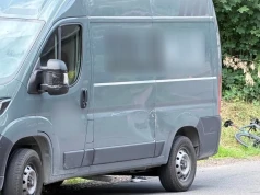 Sosnówka - po zderzeniu busa z rowerzystą droga jest całkowicie zablokowana