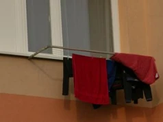 Połóż na parapecie. Tak w mig obniżysz temperaturę w pomieszczeniu