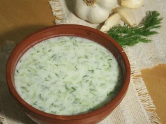 Tarator na upały. Bułgarski chłodnik, który zrobisz w 10 minut