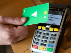 Używasz karty lub bankomatu na wakacjach? Jeśli wybierasz tę opcję, na 100% przepłacasz