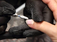 Paznokcie jak filiżanka waniliowego latte. Ten manicure już okrzyknięto hitem sezonu