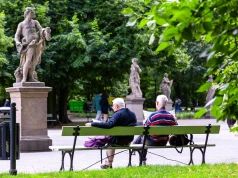 Tak dyskryminują emerytów! Dłużej w robocie i krócej na emeryturze