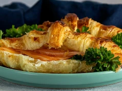 Croissant w wytrawnym wydaniu. Oto idealny pomysł na śniadanie i lunch