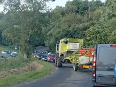 Szczyt bezmyślności. Przyjechali nad zalew w Jastkowie, parkując gdzie popadnie zablokowali drogę