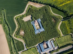 Mają największy labirynt świata i zamek wyłaniający się z wody. To miejsce wygląda jak z bajki
