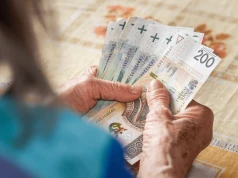 ZUS wypłaca 336 zł bez względu na dochód. Ci seniorzy mogą już starać się o to świadczenie