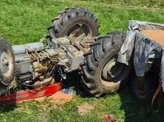 Ciągnik ze zbożem przewrócił się na rolnika. Po 53-latka przyleciał helikopter LPR