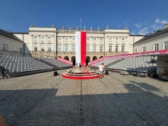 Trybuny stanęły na dziedzińcu Pałacu Prezydenckiego. Prezydent Karol Nawrocki zaplanował wielką fetę