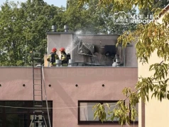 Pożar klimatyzatorów na dachu liceum na Ursynowie. Siedem zastępów straży w akcji