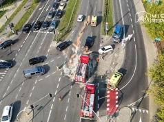 Volvo przebiło barierki po zderzeniu na Pradze-Północ