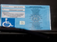 Masz taką kartę w aucie? Służby zwracają teraz uwagę na jeden szczegół