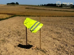 Niewybuch pod kołami maszyny. Rozwaga rolnika zapobiegła tragedii