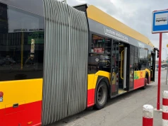 Masowa ewakuacja to mit? Poszli dużym miastom na rękę z autobusami, ale to za mało