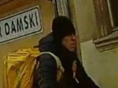 Potrącił kobietę z wózkiem i uciekł. Policja publikuje zdjęcia rowerzysty