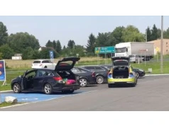 Policjant z Kowalewa Pomorskiego odebrał poród na stacji paliw pod Toruniem. Mama i dziecko czują się dobrze