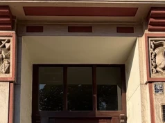 Dozorca zasnął, a kamienicy pilnuje kot. Ciekawy detal na wrocławskim Kleczkowie