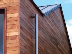 Drewniana elewacja pasuje do nowoczesnej architektury. Jakie gatunki drewna na elewacje wybrać?
