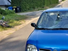 15‑latek na motocyklu potrącił strażnika leśnego. Rozbił też samochód