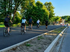 Nowa droga rowerowa przy ul. Piastowskiej już wyasfaltowana. Rowerzyści korzystają z niej jeszcze przed końcem inwestycji