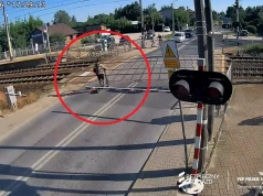 O włos od tragedii. Hulajnogą ominął rogatki i prawie wjechał wprost pod rozpędzony pociąg
