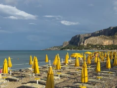Morze wyrzuciło na sycylijską plażę setki tysięcy euro w gotówce