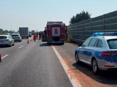 Korek na autostradzie A4. Z ciężarówki wyciekło paliwo