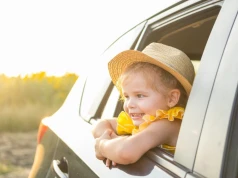 Podróż samochodem z małym dzieckiem – jak przygotować auto, klimatyzację i postoje na długiej trasie