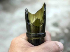 Groza w Zielonej Górze. Po chodniku biegał młody mężczyzna z podciętym gardłem
